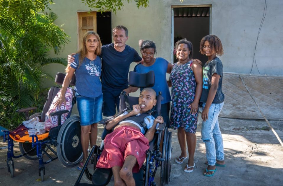 Empreendedorismo Social do La Torre doa cadeira de rodas em Santa Cruz Cabrália. Luigi faz a entrega